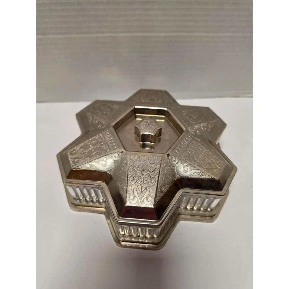 Plastic vintage-style trinket box features a‎ distinctive hexagonal star shape